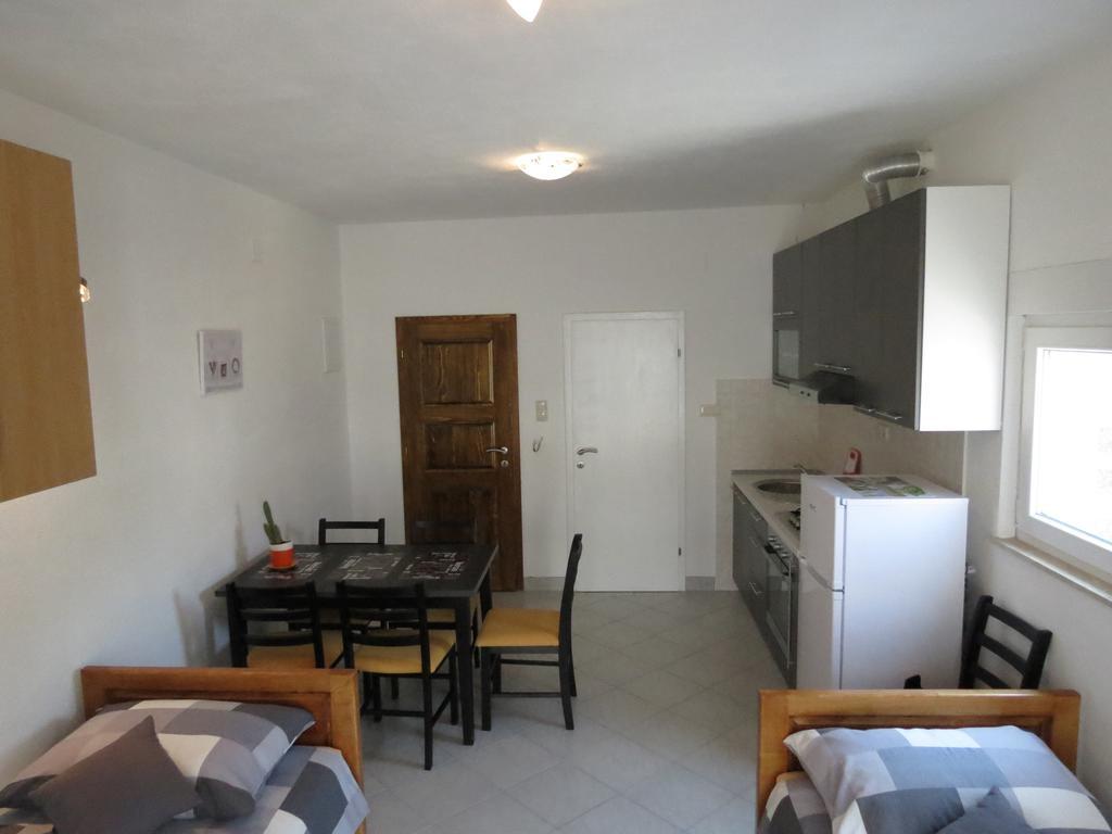 Apartments Ljubicic Подстрана Стая снимка