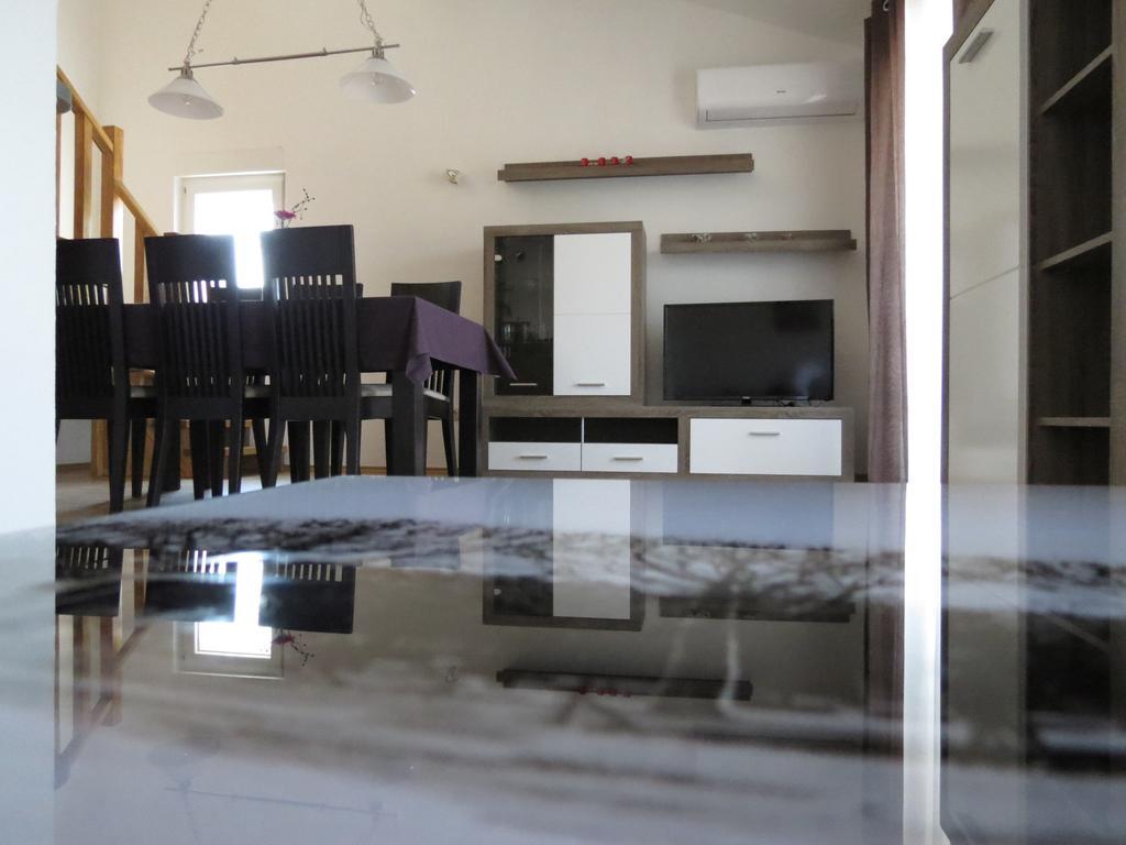 Apartments Ljubicic Подстрана Стая снимка